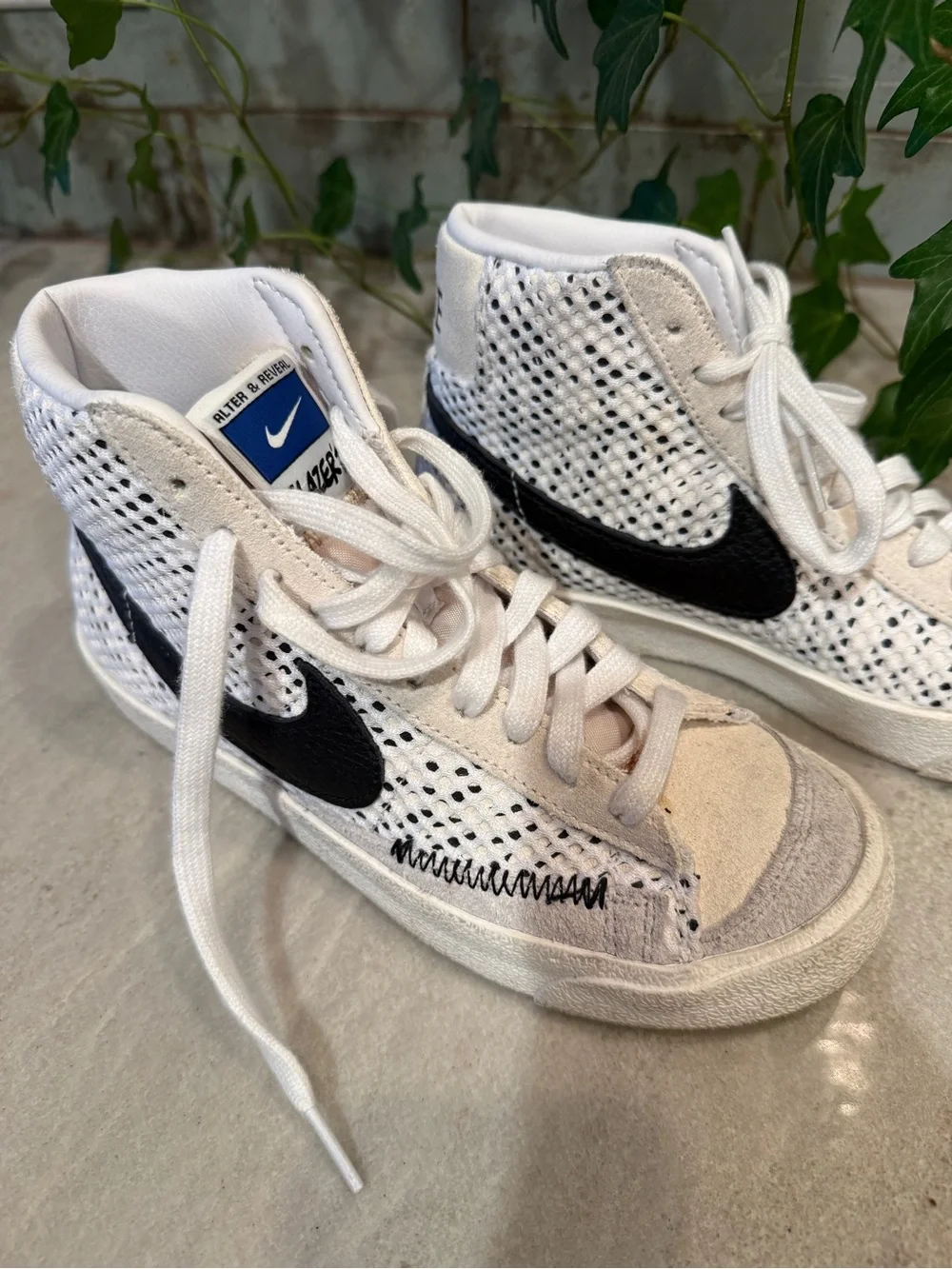 Nike Blazer Mid 77 SE Alter Reveal White Black Sneakers DO7131-100 Size 4.5Y/W6